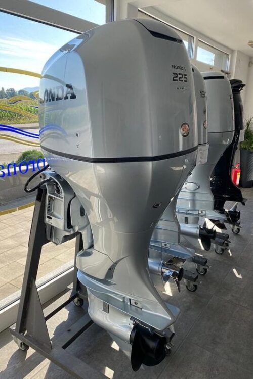 2013 Honda 225hp 4-Stroke 25” Outboard-Motor