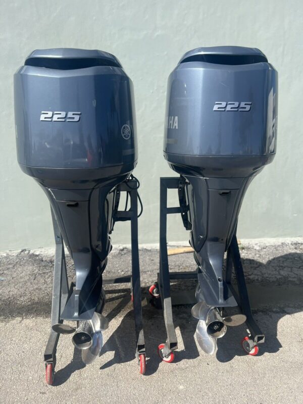 PAIR OF 2010 YAMAHA 225HP 4 STROKE OUTBOARD MOTORS WITH 25″ SHAFTS - Image 2