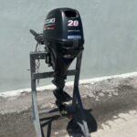 2013 Suzuki 20hp 4-Stroke 15” outboard motor with handle