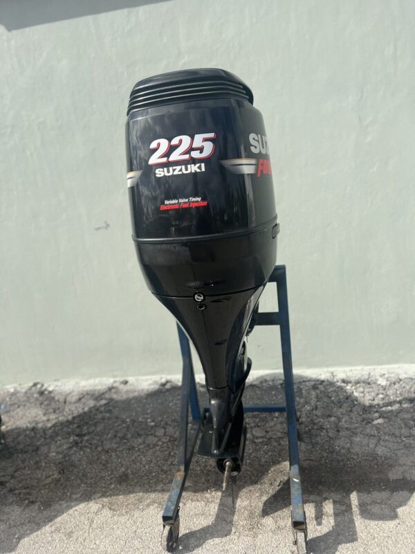 2006  SUZUKI 225HP 4 STROKE OUTBOARD MOTOR WITH A  25″ SHAFT - Image 2