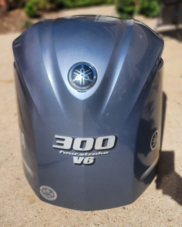 Used Yamaha 4.2L 300hp 4 stroke top cowling - Image 2